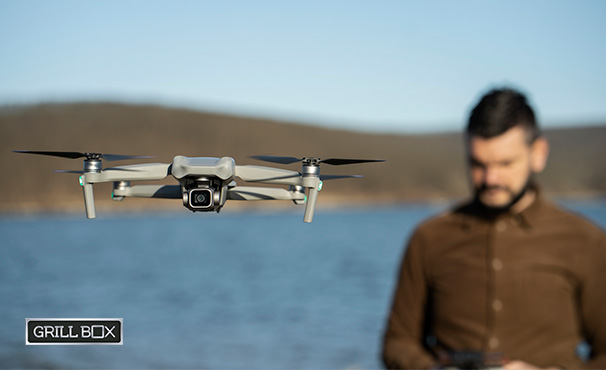 Hombre utilizando dron para producción audiovisual