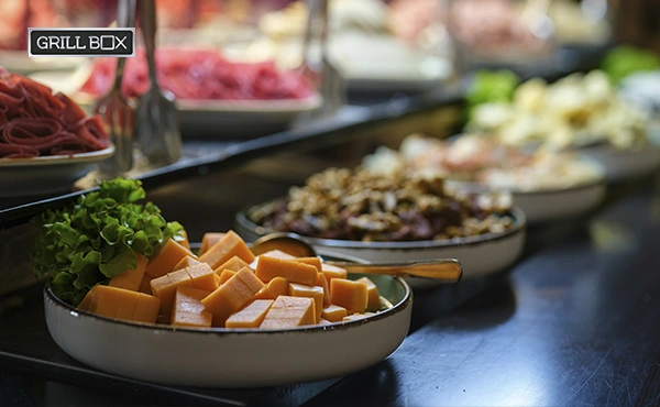 Platos de comida buffet sobre un mostrador