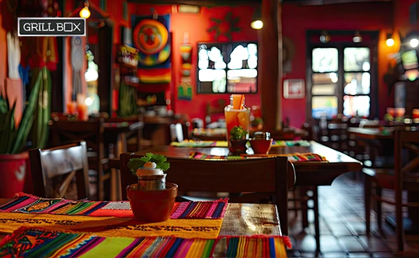 Mesas de un restaurante de concepto mexicano con iluminación tenue