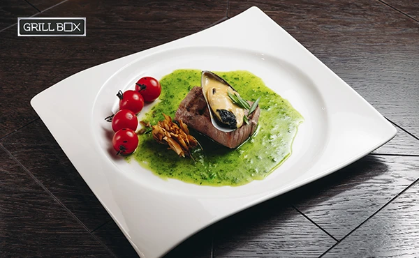 Plato de comida sensorial puesto sobre una mesa