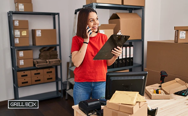 Mujer haciendo el inventario de una tienda de decoración